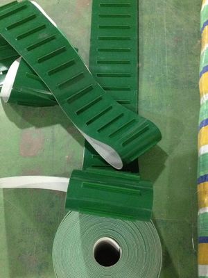 Υψηλή ζώνη μεταφορέων PVC εκτατής δύναμης ανθεκτική πράσινη άσπρη μπλε υλική βιομηχανική με τη σφήνα